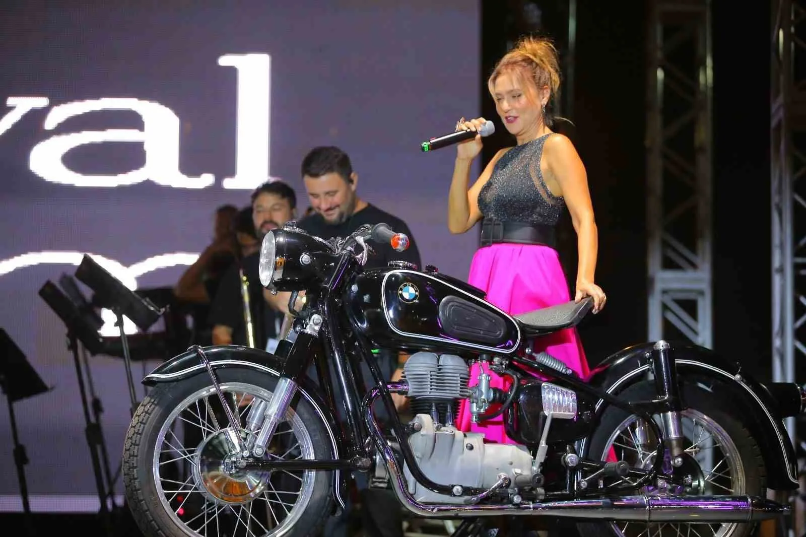 Şevval Sam NG Afyon MotoFest’te motosikleti ile sahne aldı