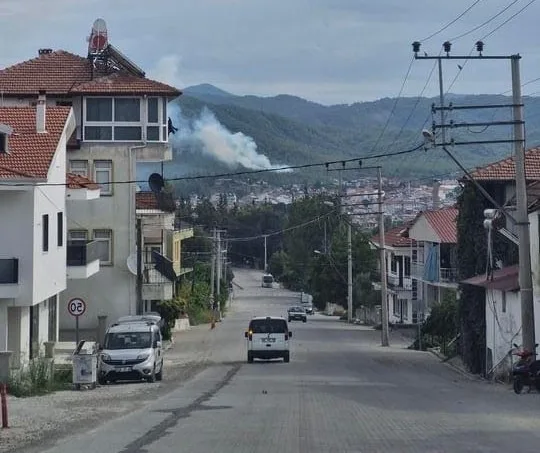 Seydikemer’de yıldırım kaynaklı orman yangını