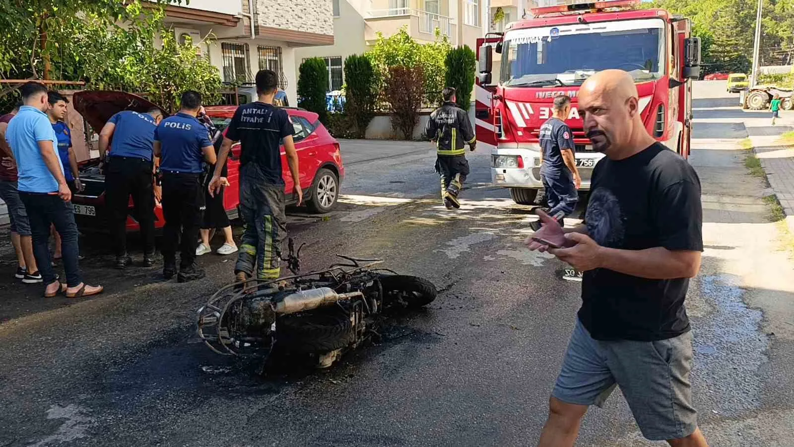 Seyir halindeyken yanan motosikleti mahalle sakinleri söndürdü