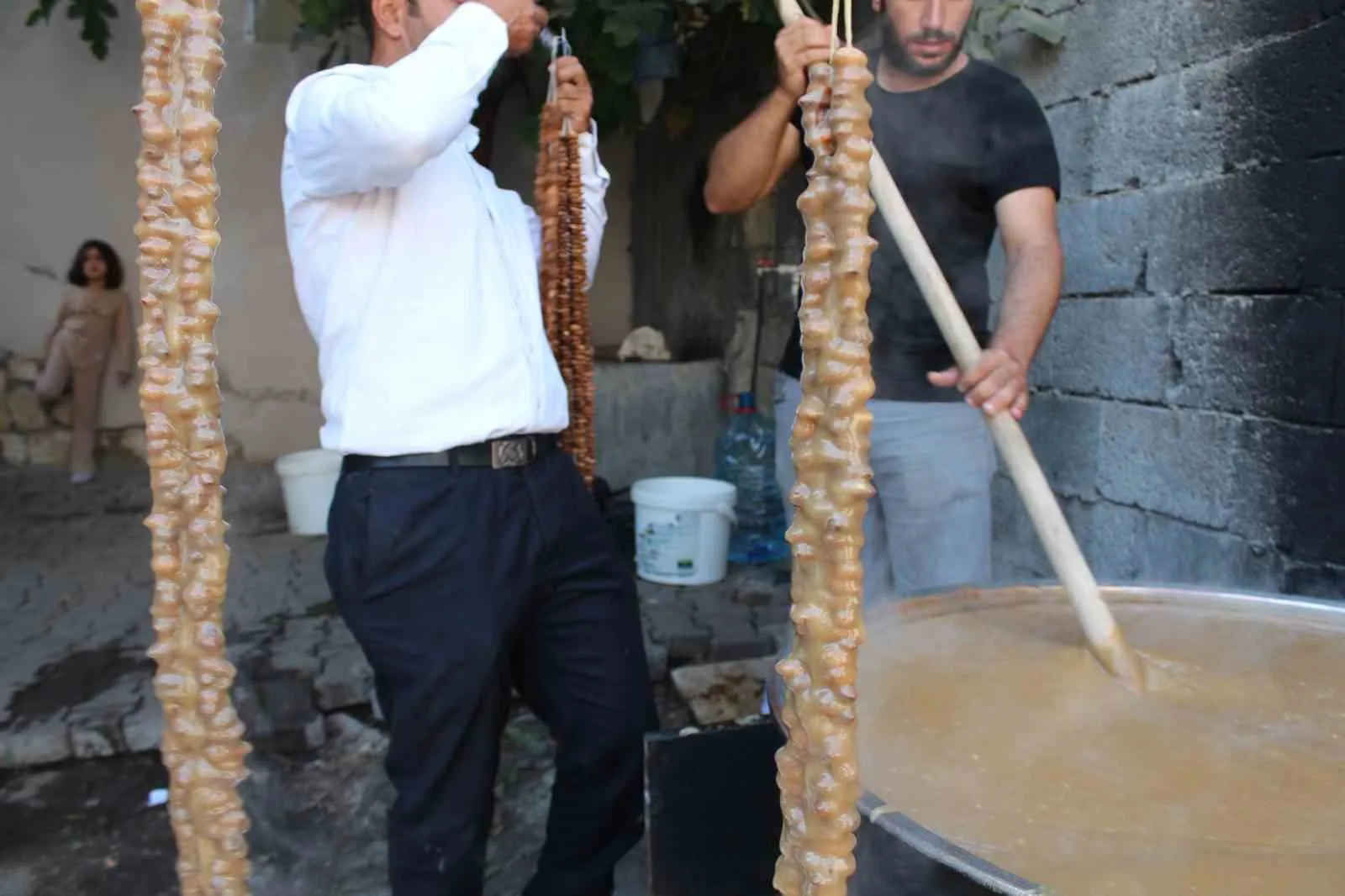 Siirt’te harire ve sucuklu ceviz yapımına başlandı