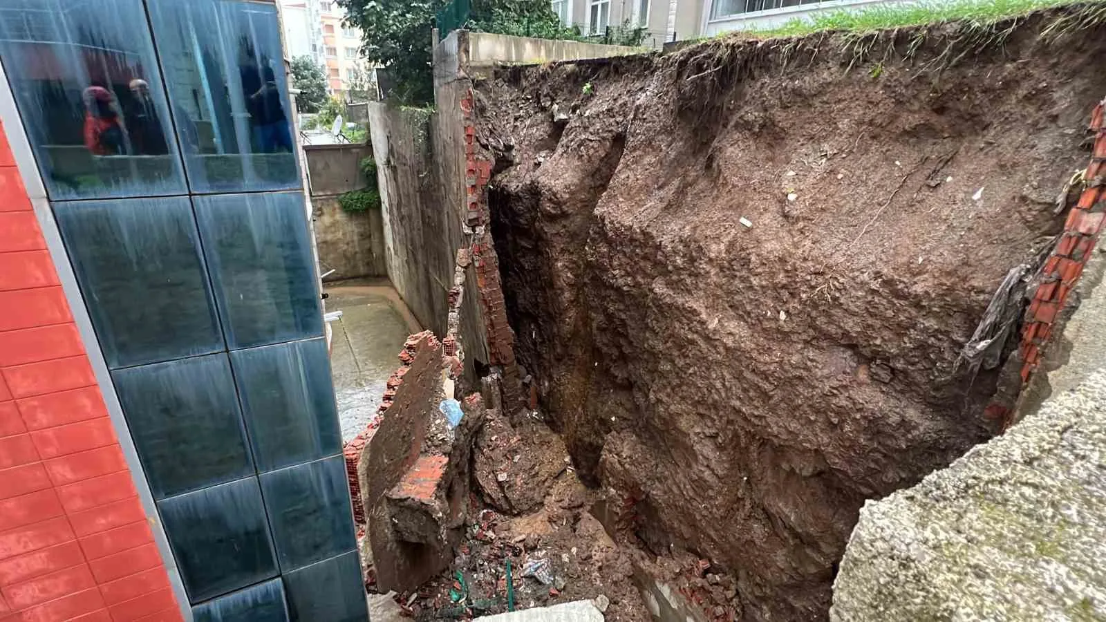 Sinop’ta istinat duvarı çöktü, bina tahliye edildi