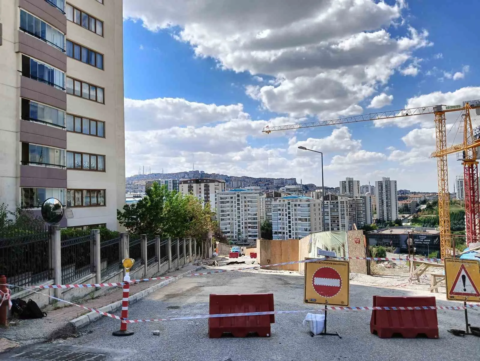 ANKARA’DA, BİR SİTE İNŞAATINDA ALINMAYAN ÖNLEMLER SEBEBİYLE YAN TARAFINDA BULUNAN