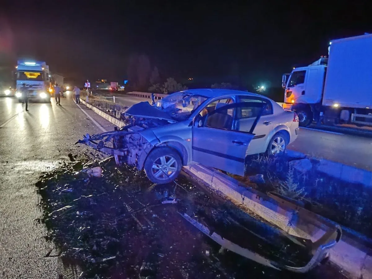 Sivas’ta otomobiller kafa kafaya çarpıştı: 1 ölü 2 yaralı