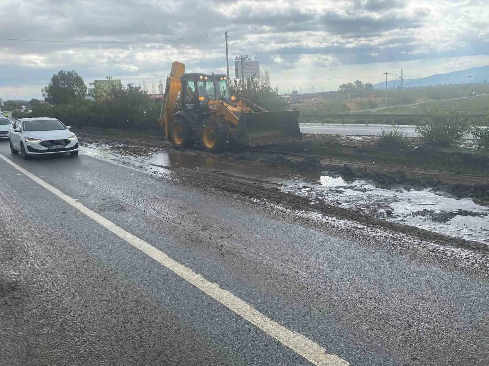 Söke Belediyesi yağış sonrası kapanan karayolunu temizleyerek trafiğe açtı