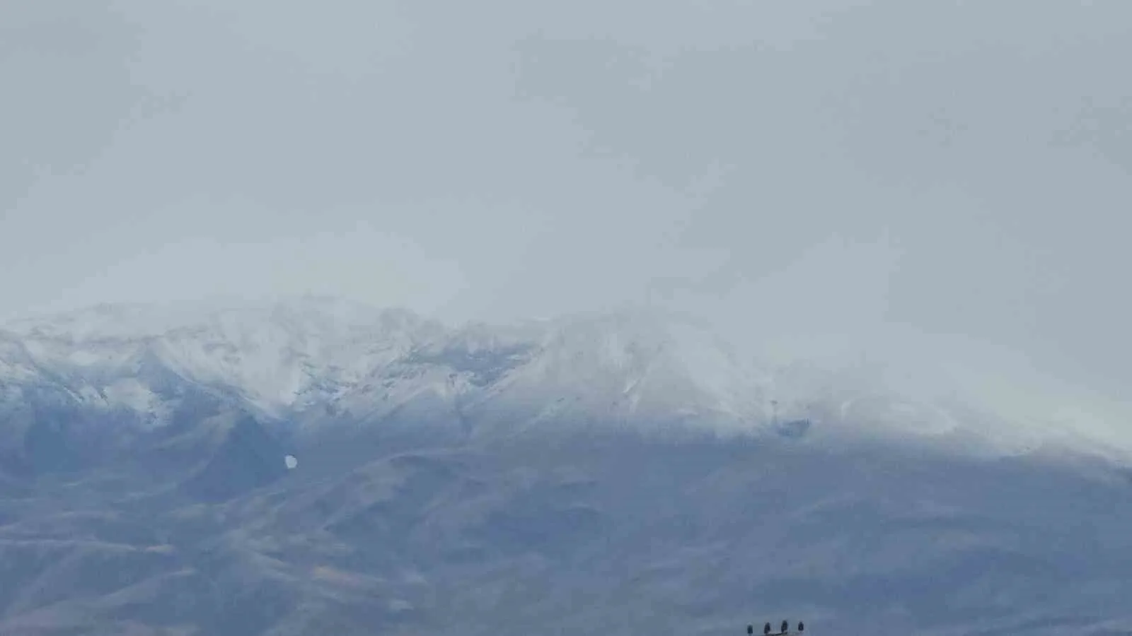 Süphan Dağı’na mevsimin ilk karı yağdı