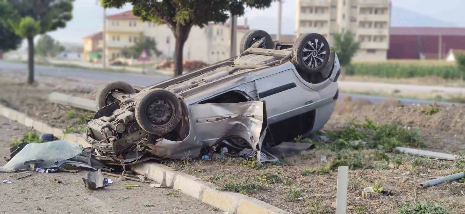 Takla atan araçta kazayı şans eseri yaralı atlattılar