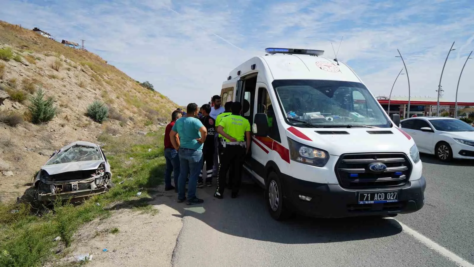 Takla atan otomobil hurdaya döndü: 3 yaralı