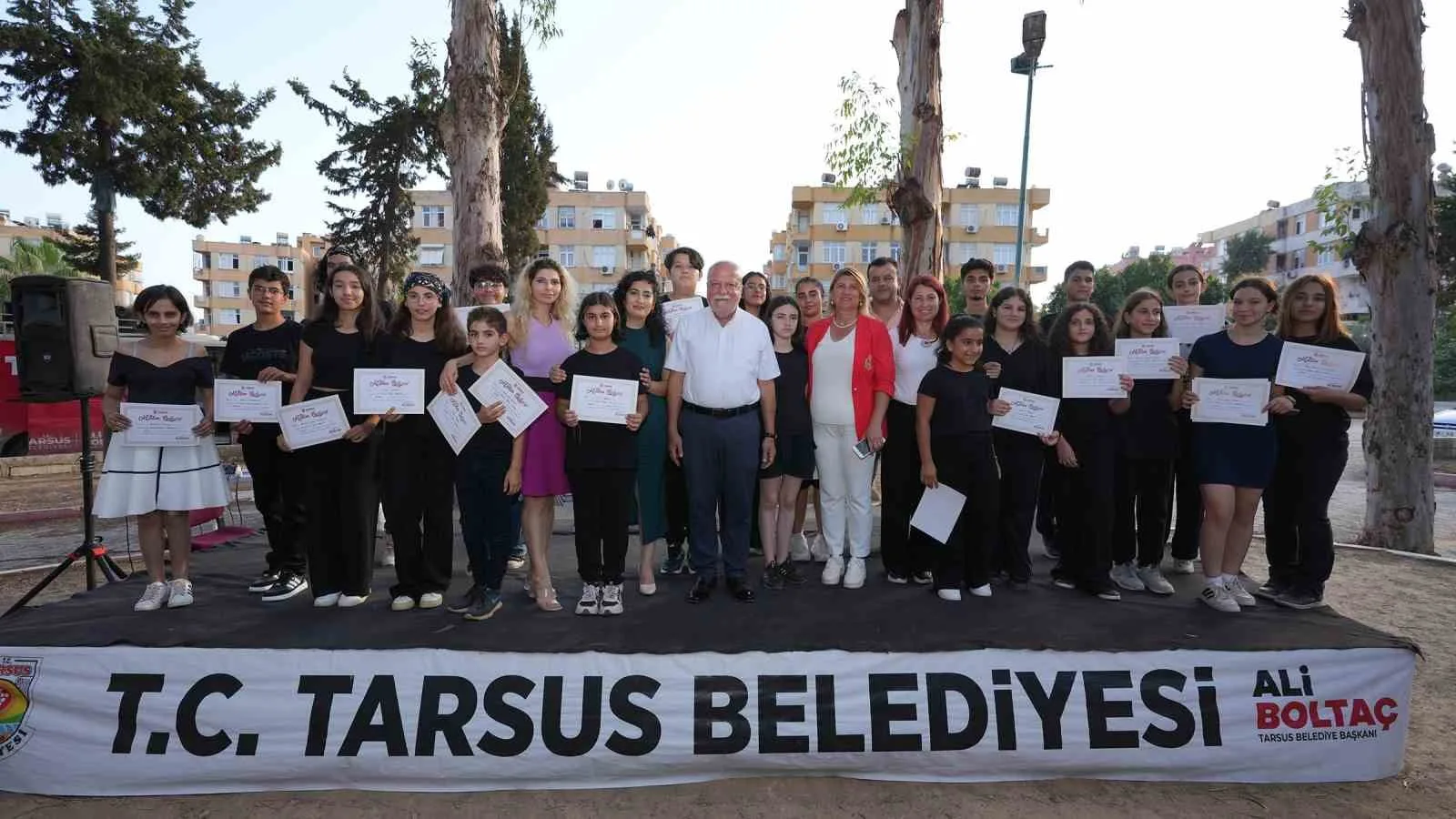 Tarsus Belediyesi kursiyerleri belgelerini aldı