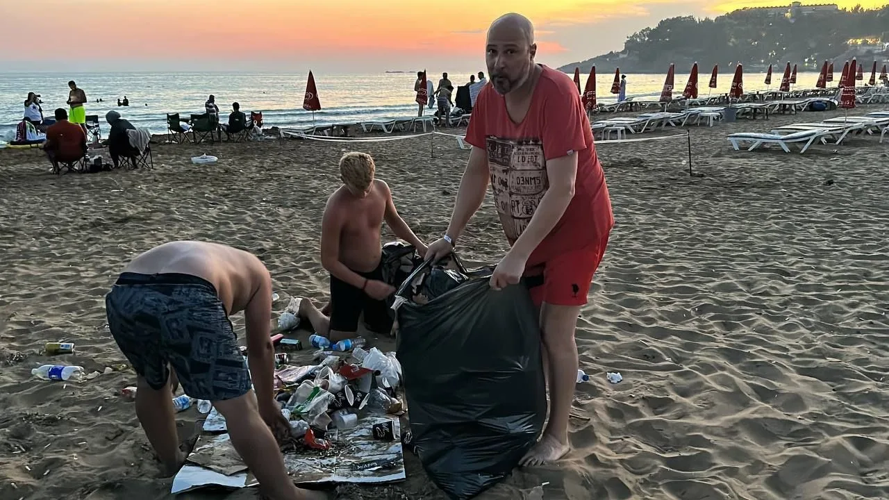 Tatil için geldiği plajda çöpleri gören gurbetçi isyan etti: “Bunu yapan vatan hainidir”