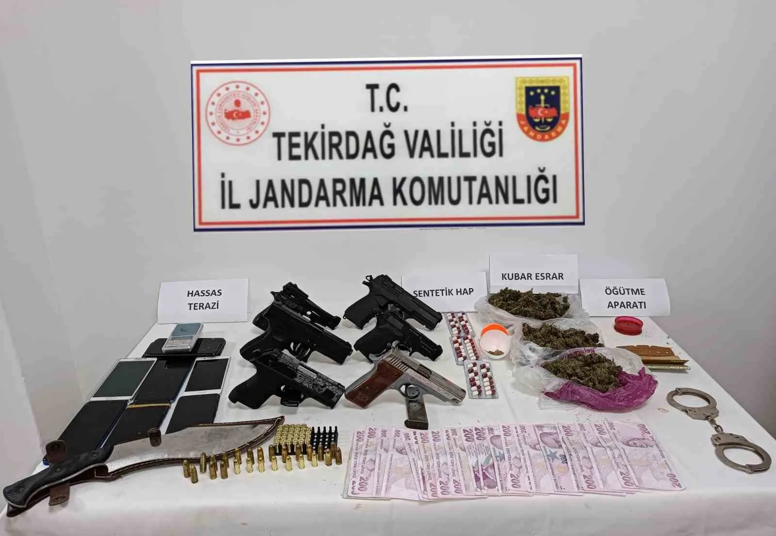 Tekirdağ’da jandarma operasyonunda silah ve uyuşturucu ele geçirildi