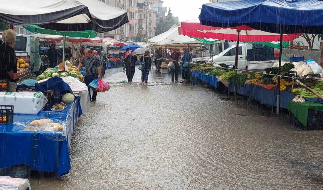 TEKİRDAĞ'DA ETKİLİ OLAN ŞİDDETLİ YAĞIŞ, SÜLEYMANPAŞA'DA KURULAN SALI PAZARI'NI SULAR