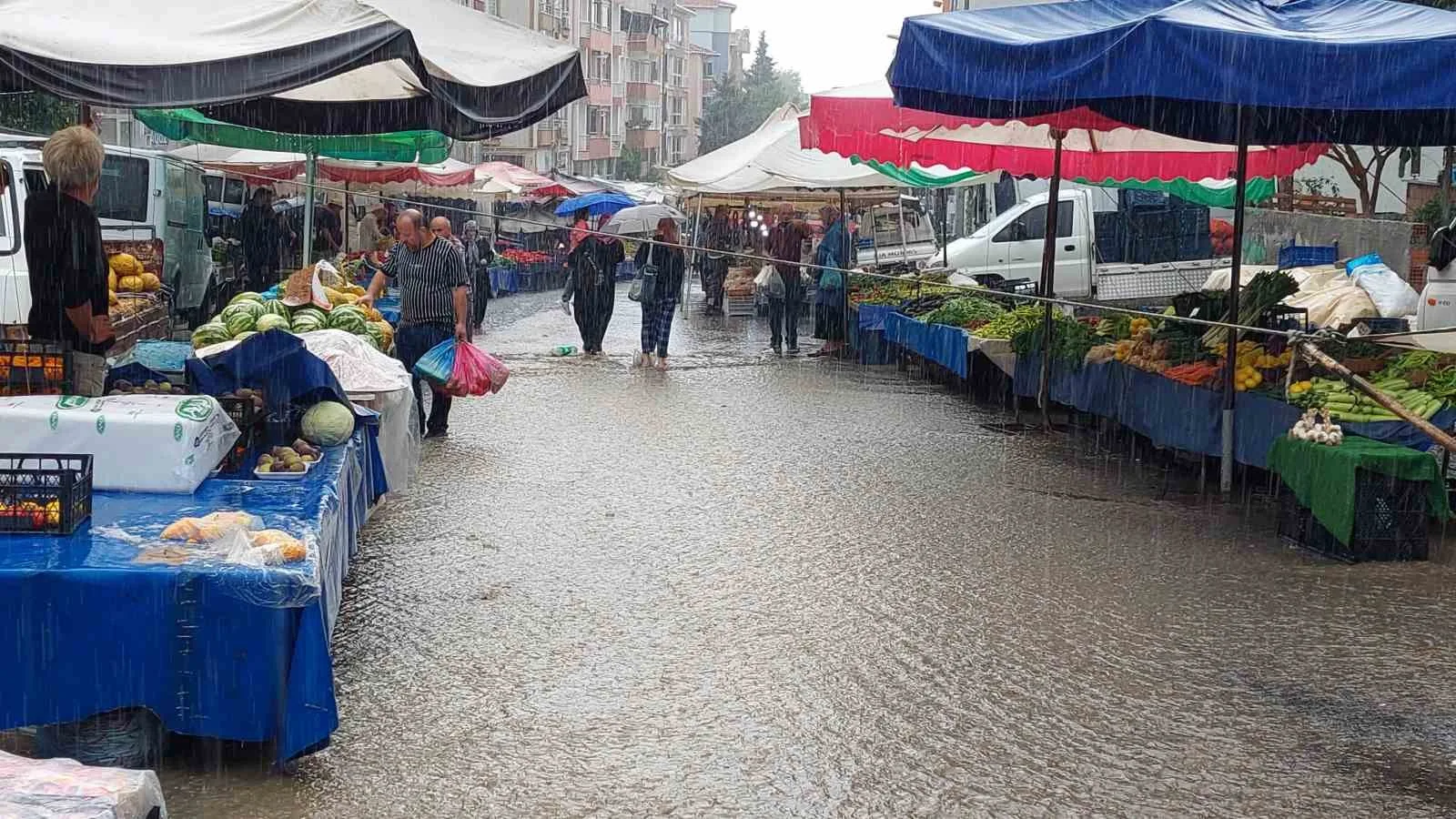 Tekirdağ’da şiddetli yağış, Salı Pazarı’nı sular altında bıraktı