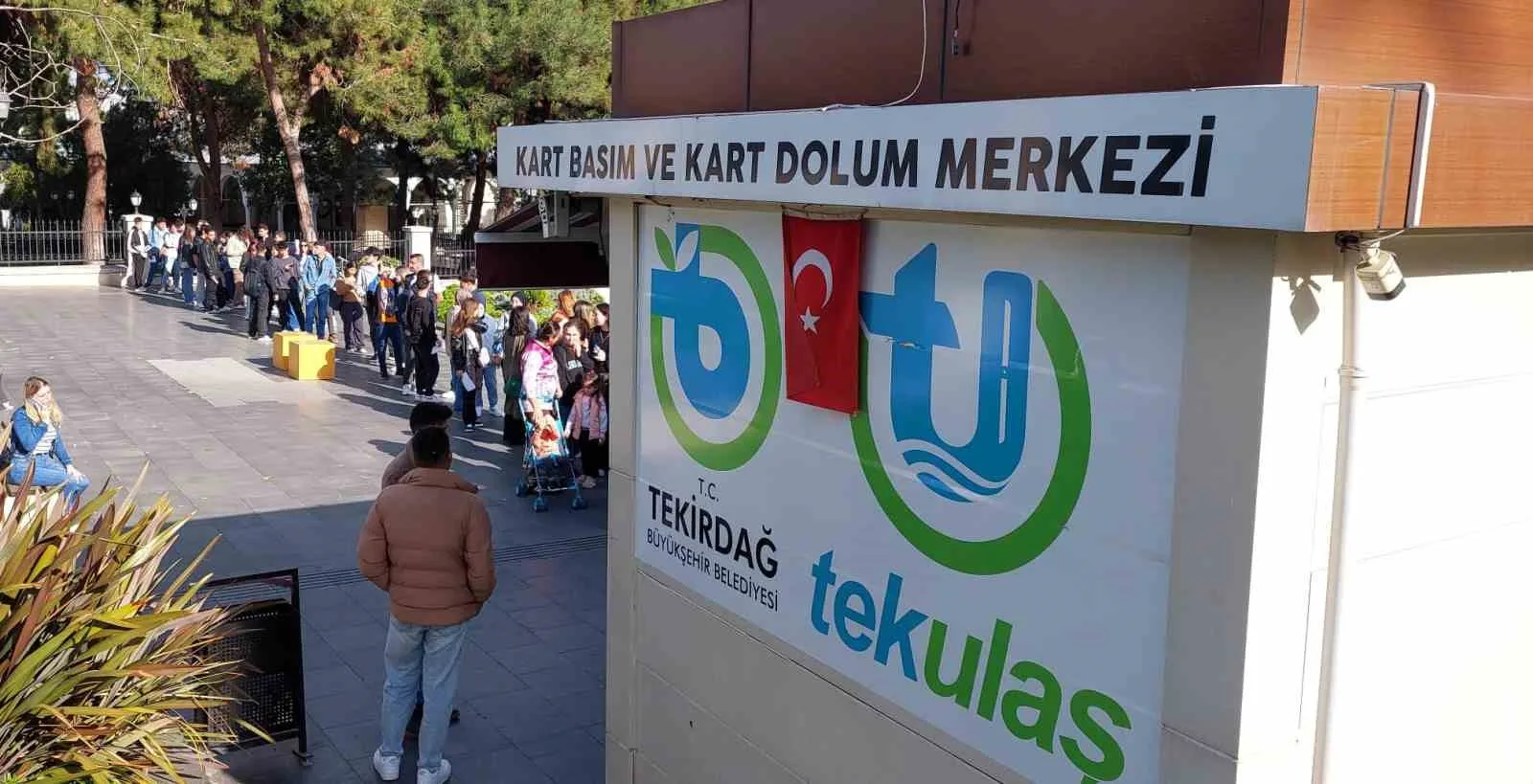 TEKİRDAĞ'DA TOPLU TAŞIMA KARTI KUYRUĞU