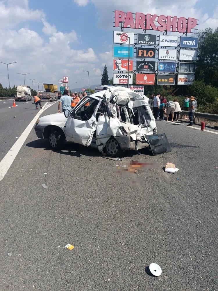 TEM’de feci kaza, tırın çarptığı hafif ticari araç kağıt gibi ezildi: 1’i ağır, 2 yaralı