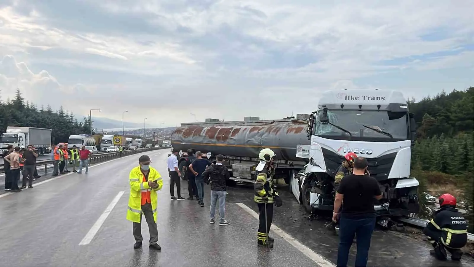 TEM’de zincirleme kaza, LPG yüklü tanker ağaçlık alana uçtu