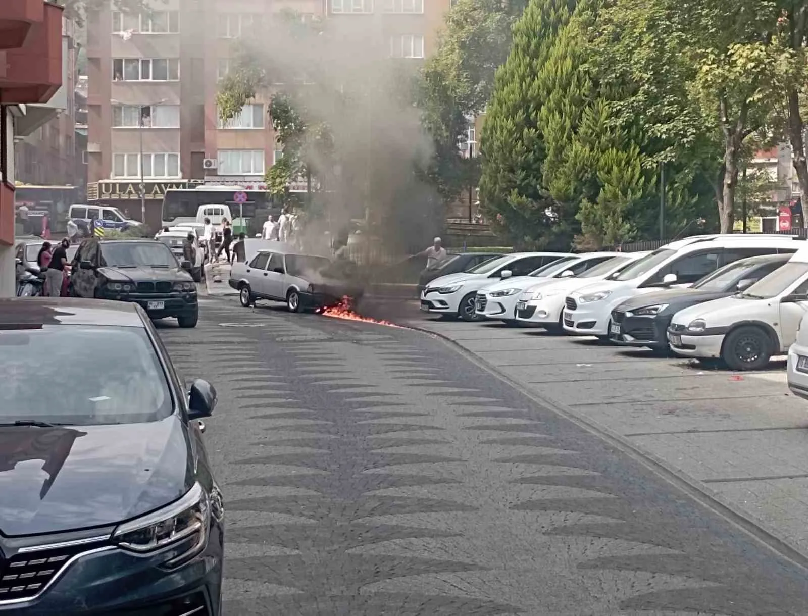 Tofaş otomobil alevlere teslim oldu, LPG tankı bomba gibi patladı