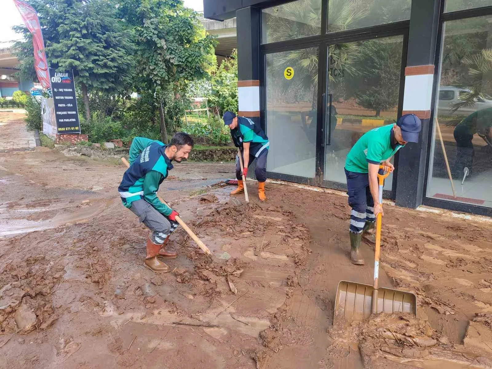 Trabzon’da 4 ilçede etkili olan selin izleri siliniyor