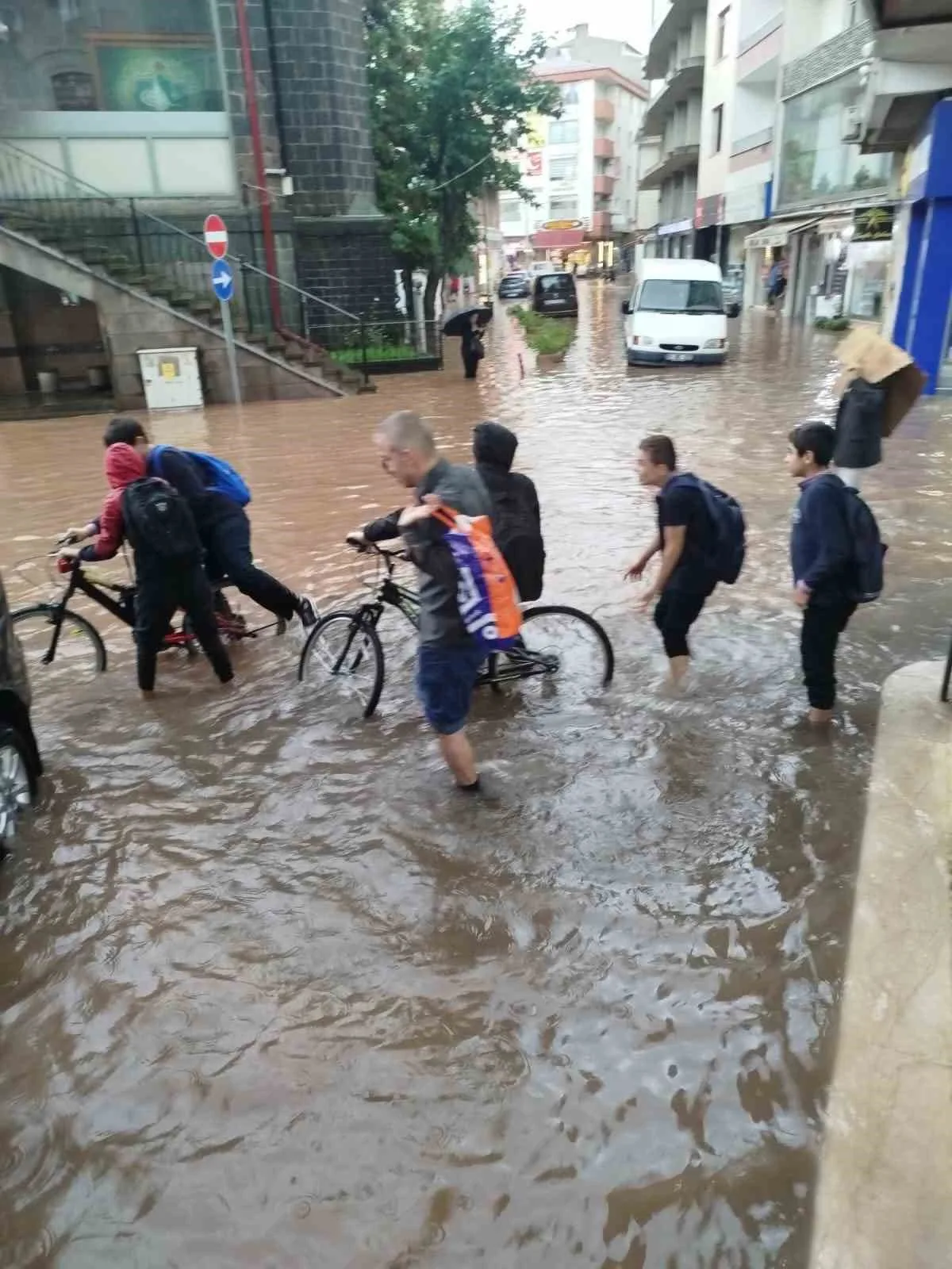 Trabzon’un Araklı ilçesinde şiddetli yağış etkili oluyor