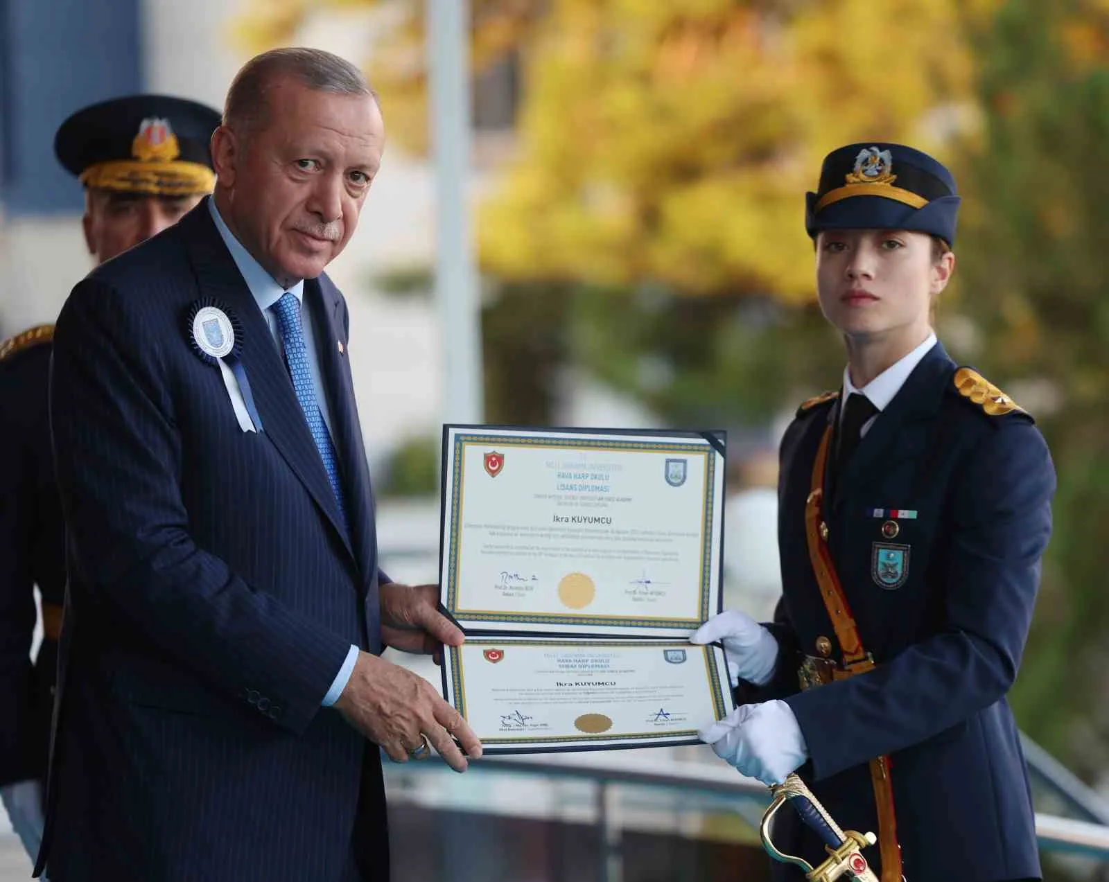 GENÇ KADIN TEĞMENLER, DİPLOMALARINI CUMHURBAŞKANI ERDOĞAN’IN ELİNDEN ALDI