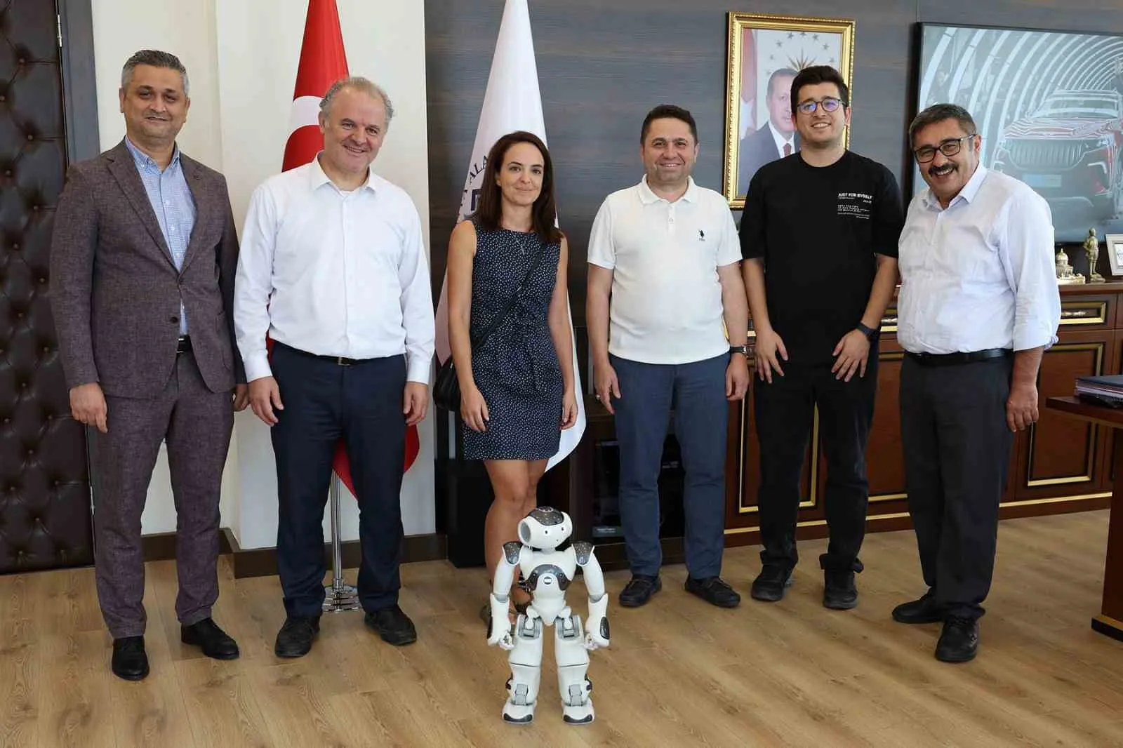 TÜBİTAK destekli robot projesi, Rektör Türkdoğan’a tanıtıldı