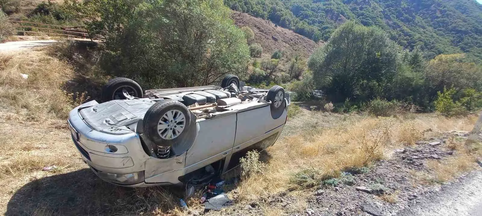 Tunceli’de otomobil ters döndü