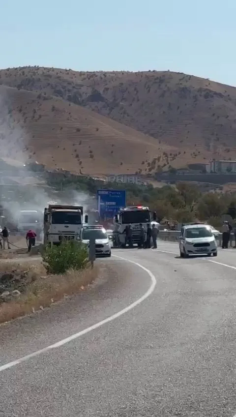 Tunceli’de seyir halindeki kamyon alev aldı