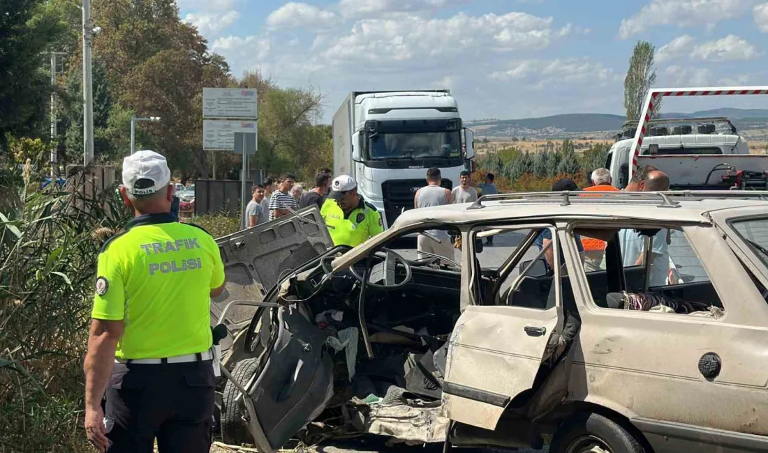 UŞAK’TA İKİ OTOMOBİLİN ÇARPIŞMASINI SONUCU 1 KİŞİ KALDIRILDIĞI HASTANEDE HAYATINI