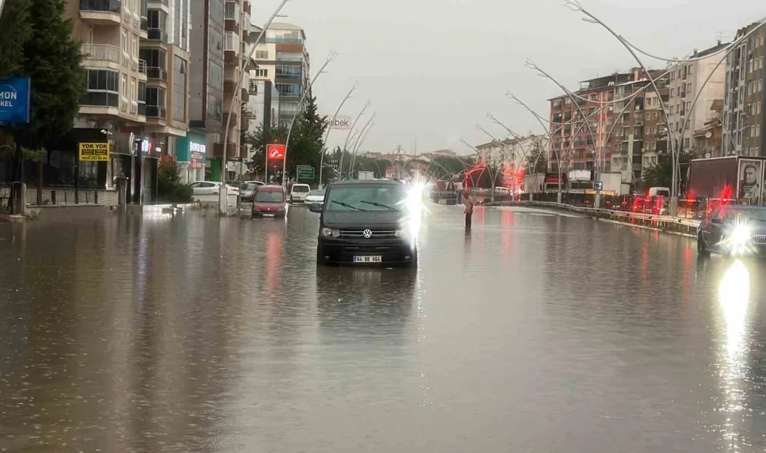 UŞAK’TA ETKİLİ OLAN SAĞANAK YAĞIŞ SONRASI YOLLAR GÖLE DÖNDÜ.