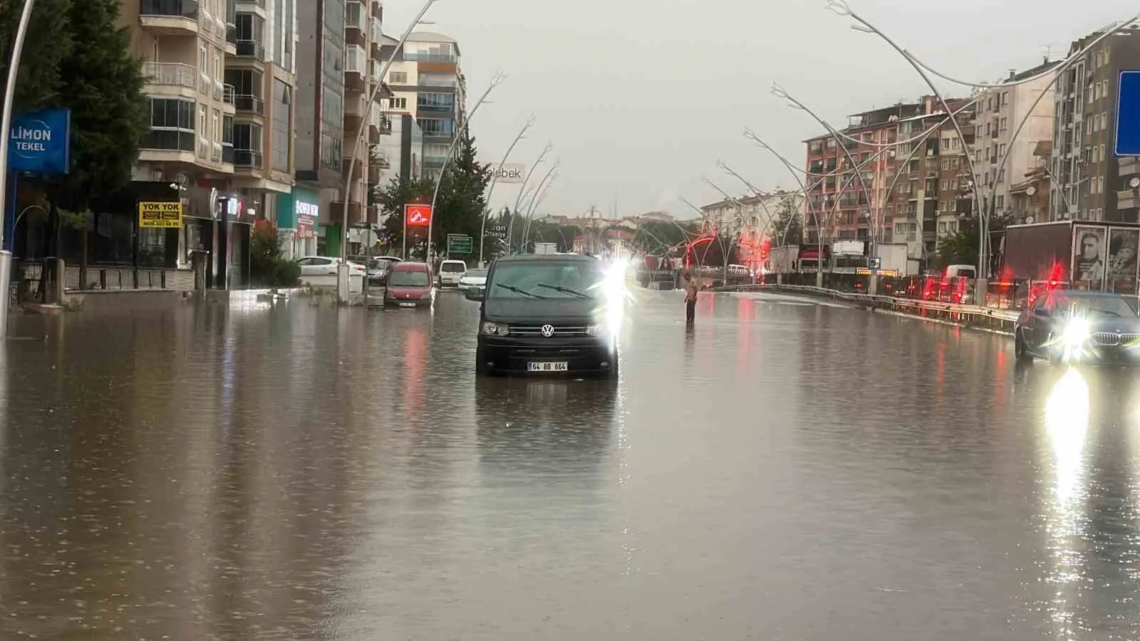 UŞAK’TA ETKİLİ OLAN SAĞANAK YAĞIŞ SONRASI YOLLAR GÖLE DÖNDÜ.