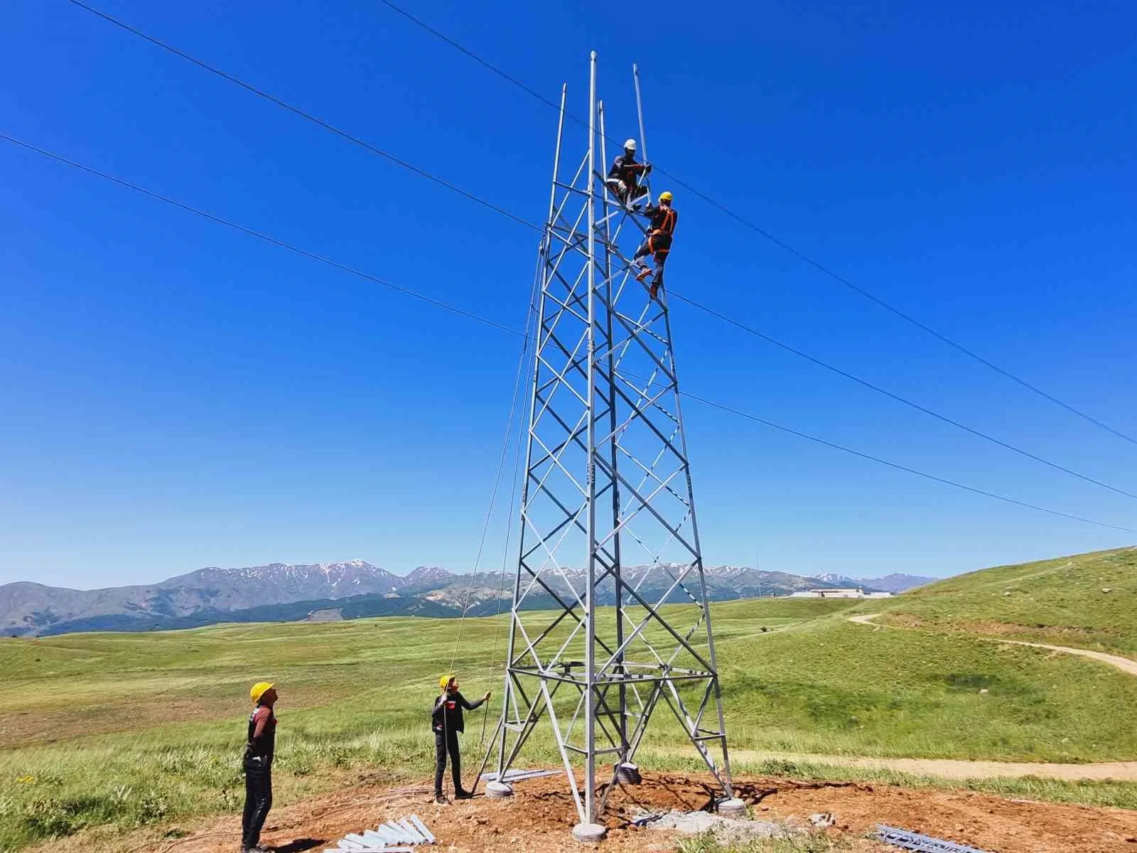 VEDAŞ, elektrik şebekesini güçlendiriyor