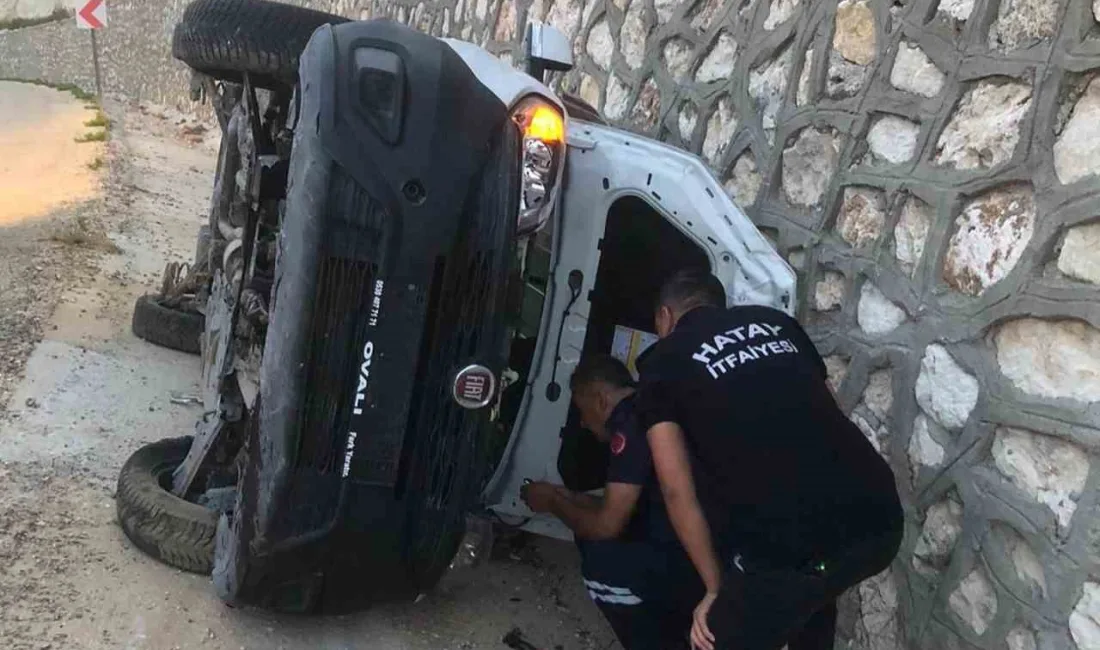 HATAY'DA ŞARAMPOLE DEVRİLEREK DUVARA ÇARPAN ARAÇTAKİ 2 KİŞİ YARALANDI.