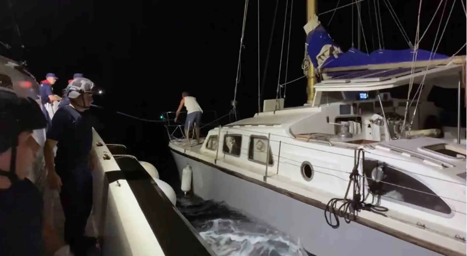 Yelkenli teknede 81 düzensiz göçmen ve 2 göçmen kaçakçısı yakalandı