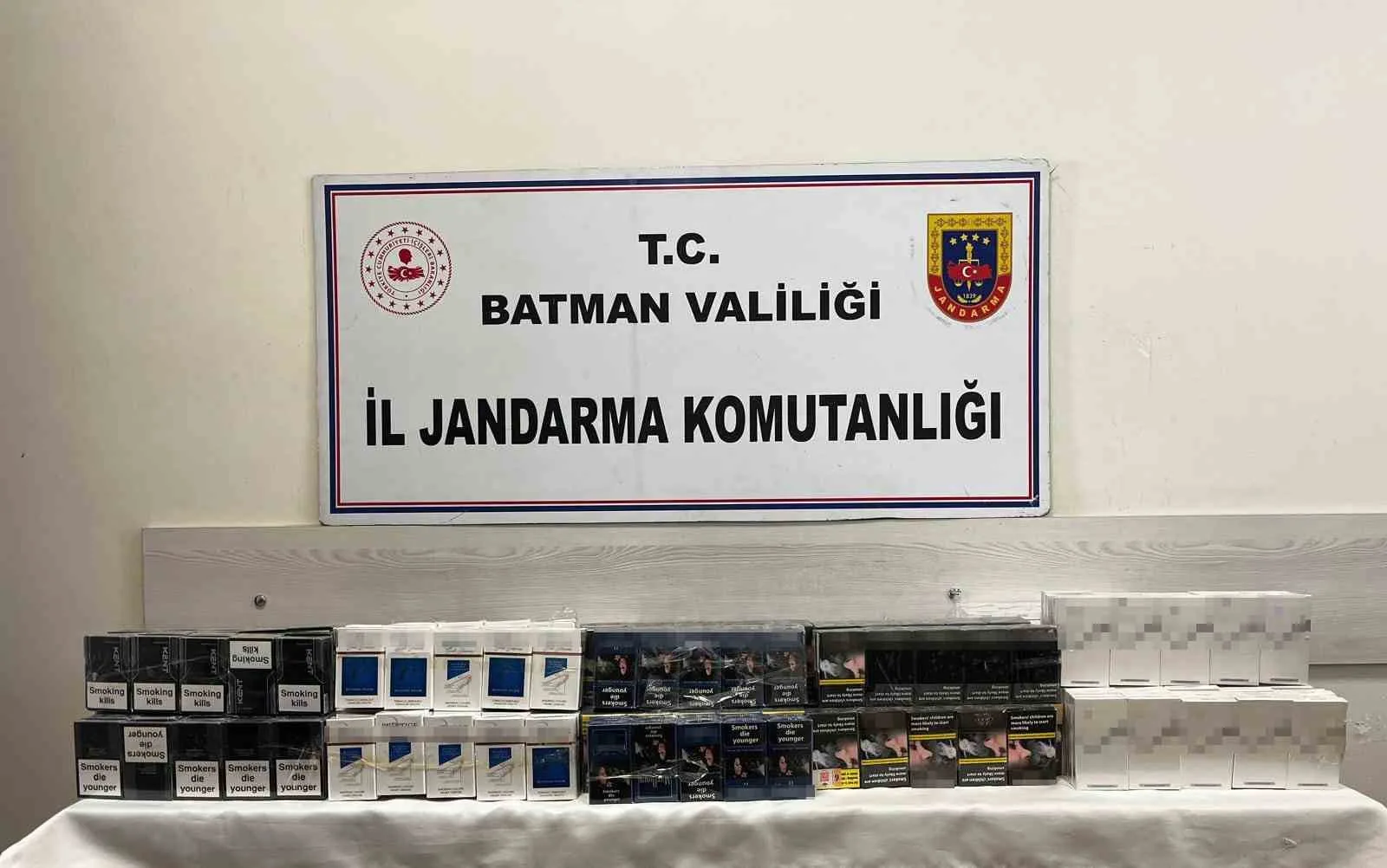 Yolcu minibüsünde kaçak sigara sevkiyatı jandarmaya takıldı