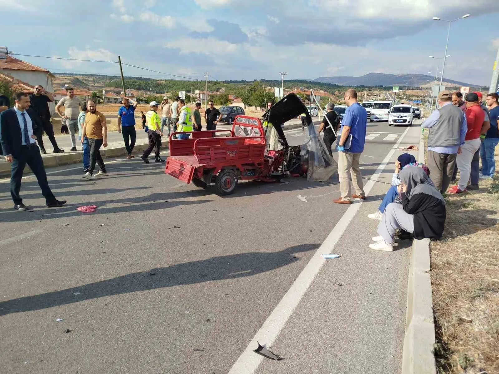 Yolun karşısına geçmek isteyen elektrikli motor sürücüsüne araç çarptı; 1 ölü