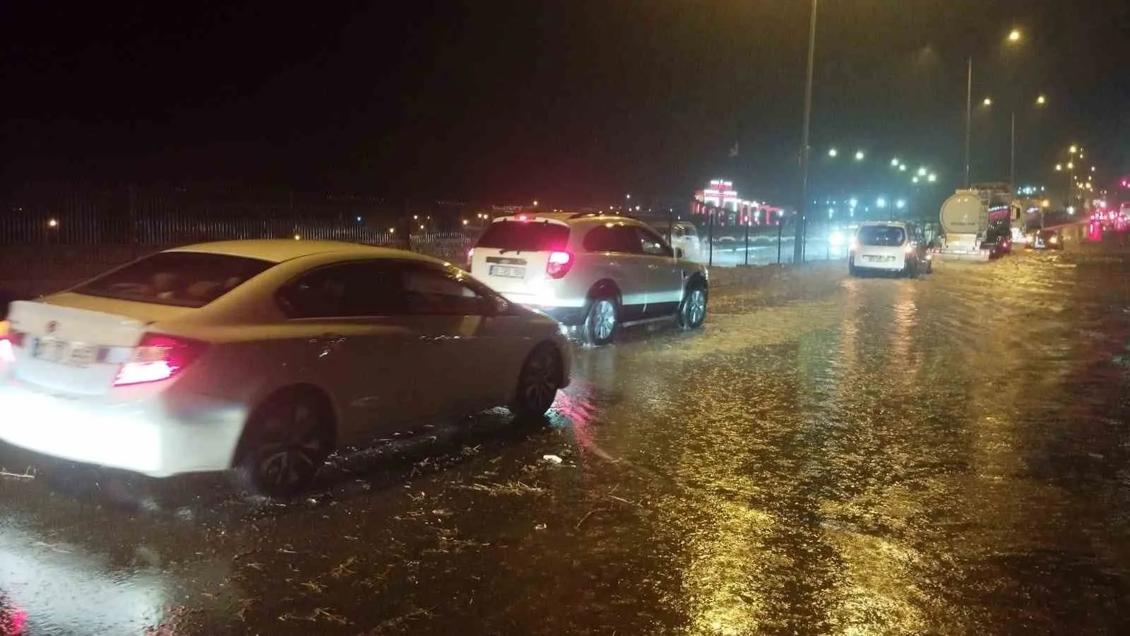 Yozgat’ta sağanak yağış sonucu yollarda su birikintileri oluştu