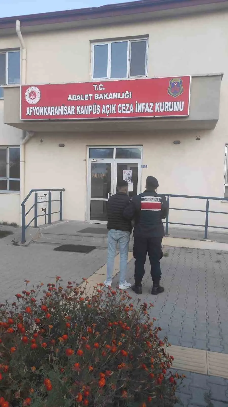 14 yıl 8 ay 7 gün hapis cezasıyla aranan şahsı jandarma yakaladı