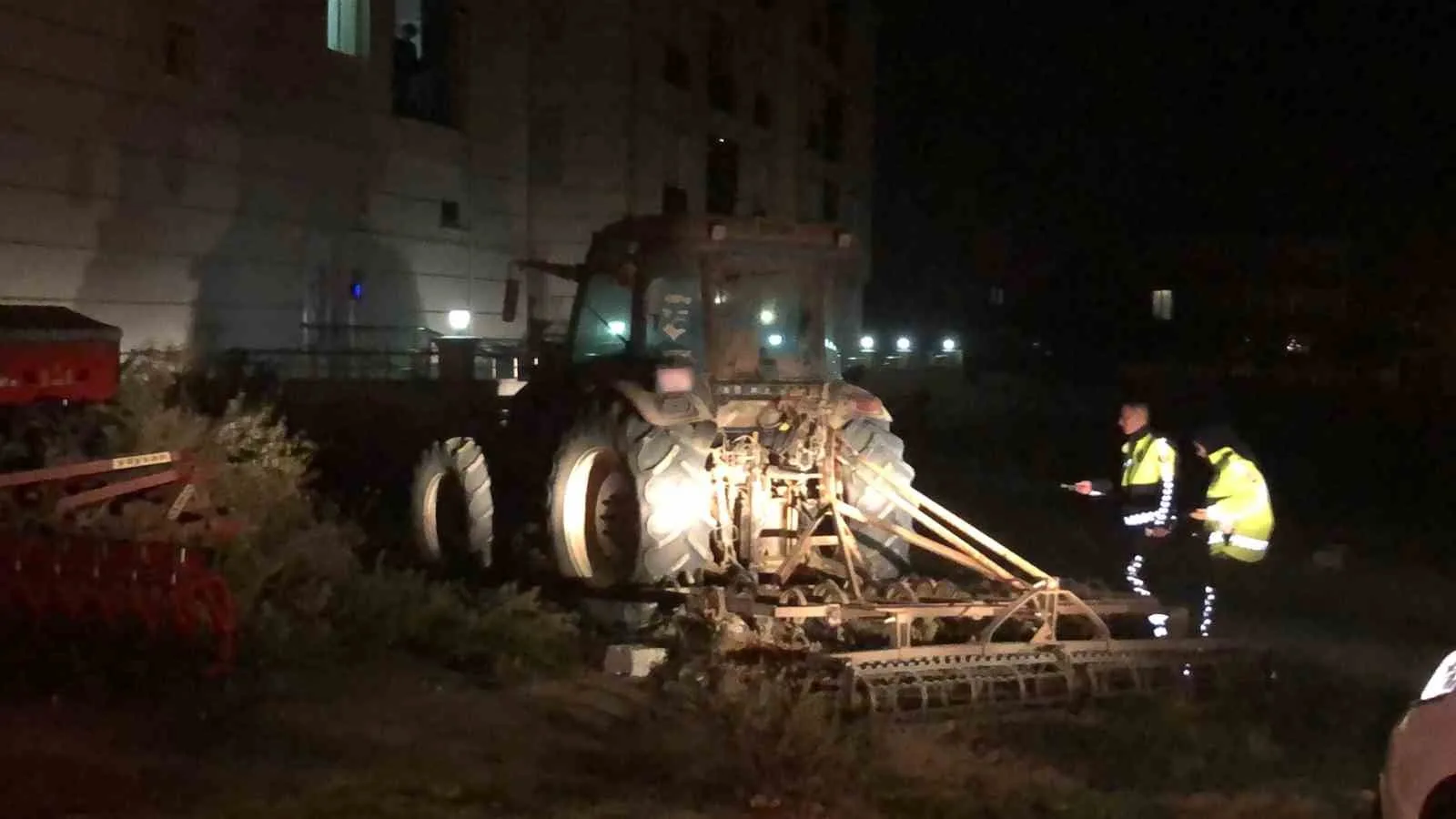 TEKİRDAĞ ÇORLU’DA ALKOLLÜ SÜRÜCÜNÜN KULLANDIĞI TRAKTÖR PARK HALİNDEKİ 18 ARACA