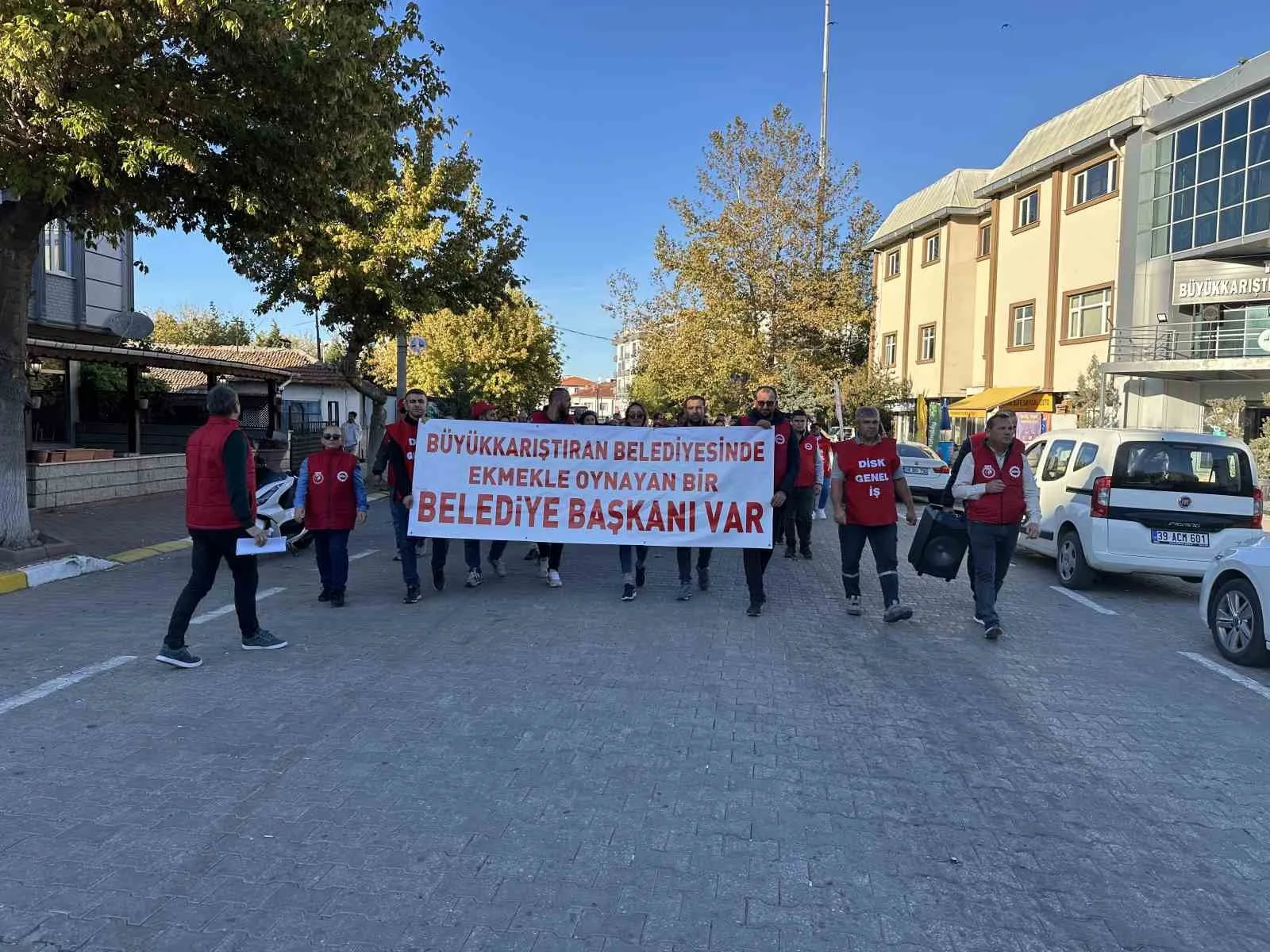 6 kişinin işine son verilen Büyükkarıştıran Belediyesi önünde eylem