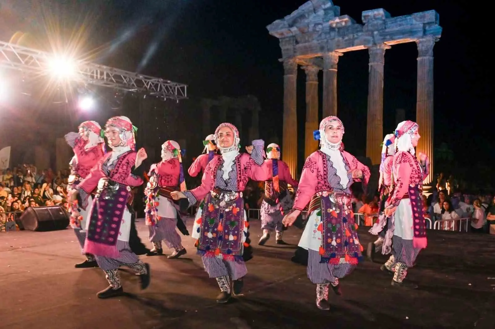 8. Uluslararası Halk Dansları Festivali başladı