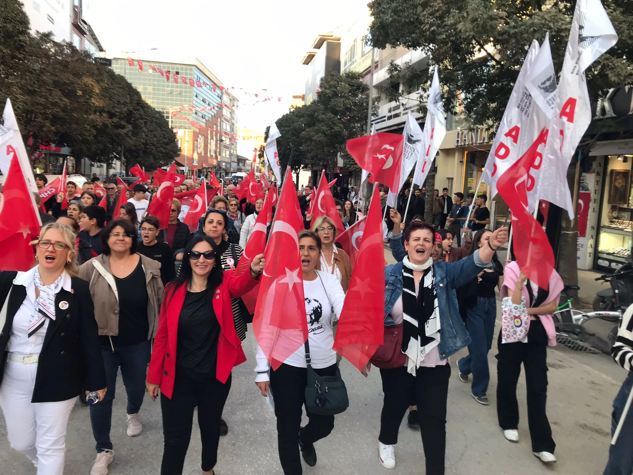 İnegöllü CHP’lilerden “Cumhuriyetin 101. Yılında Cumhuriyet Yürüyüşü” 