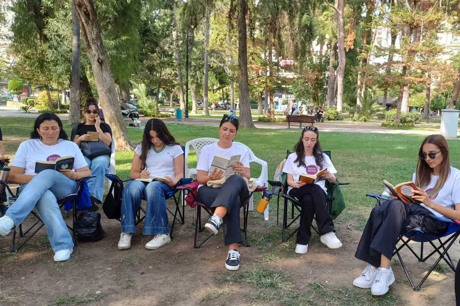 Adana’da teknoloji bağımlılığına dikkat çekmek için parkta kitap okudular