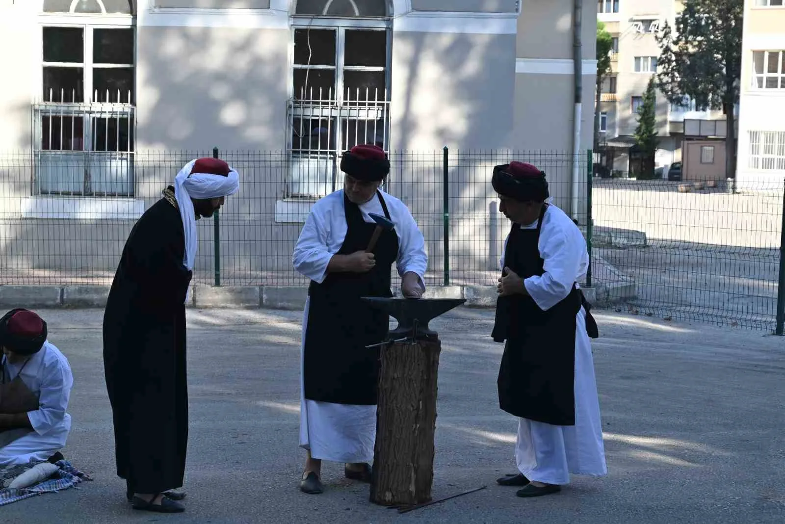 Ahilik teşkilatına girmeye hak kazanan çıraklar şedlerini kuşandı