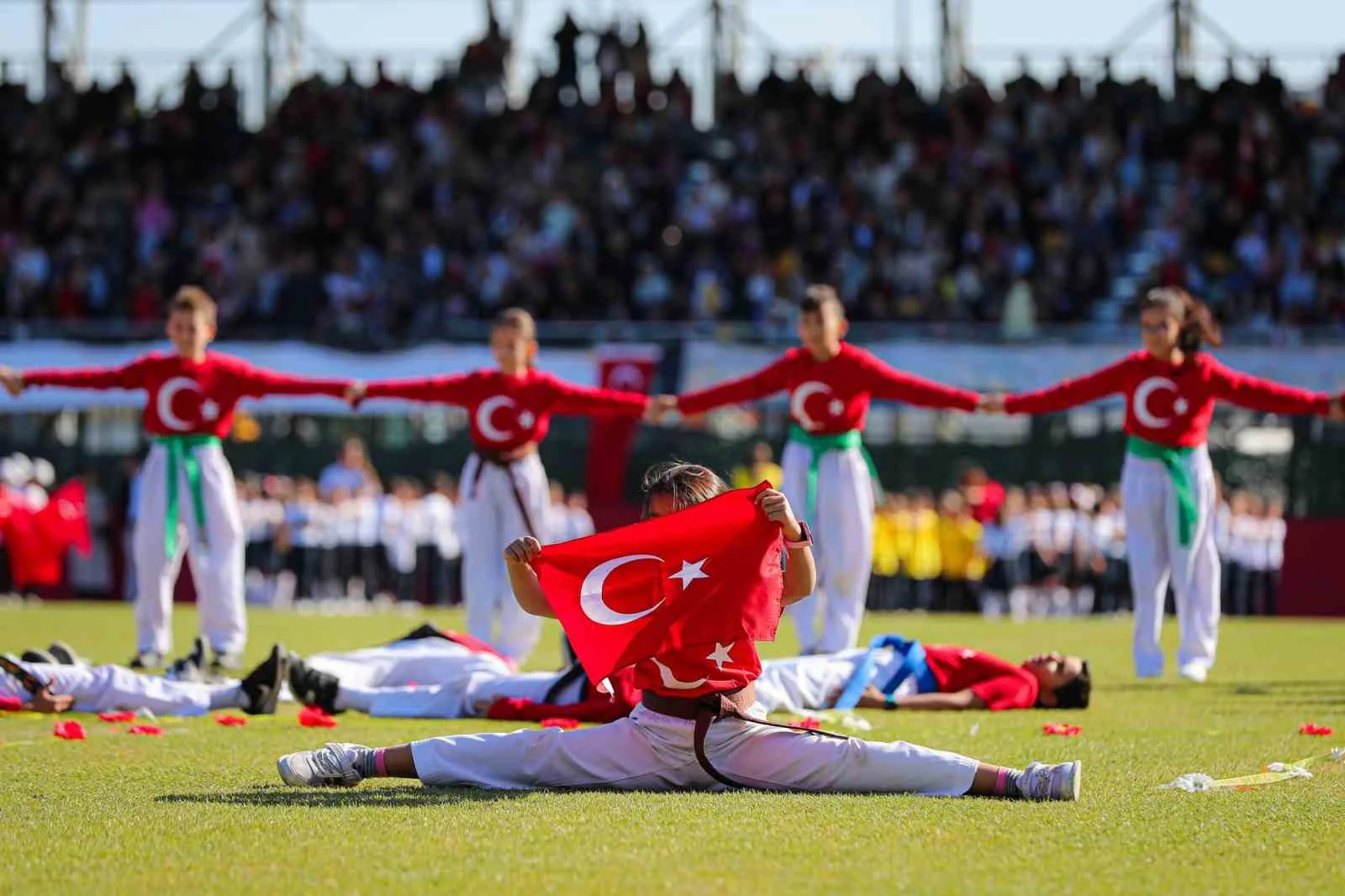 Aliağa, Cumhuriyetin 101. yılında Atatürk Stadı’nda buluştu