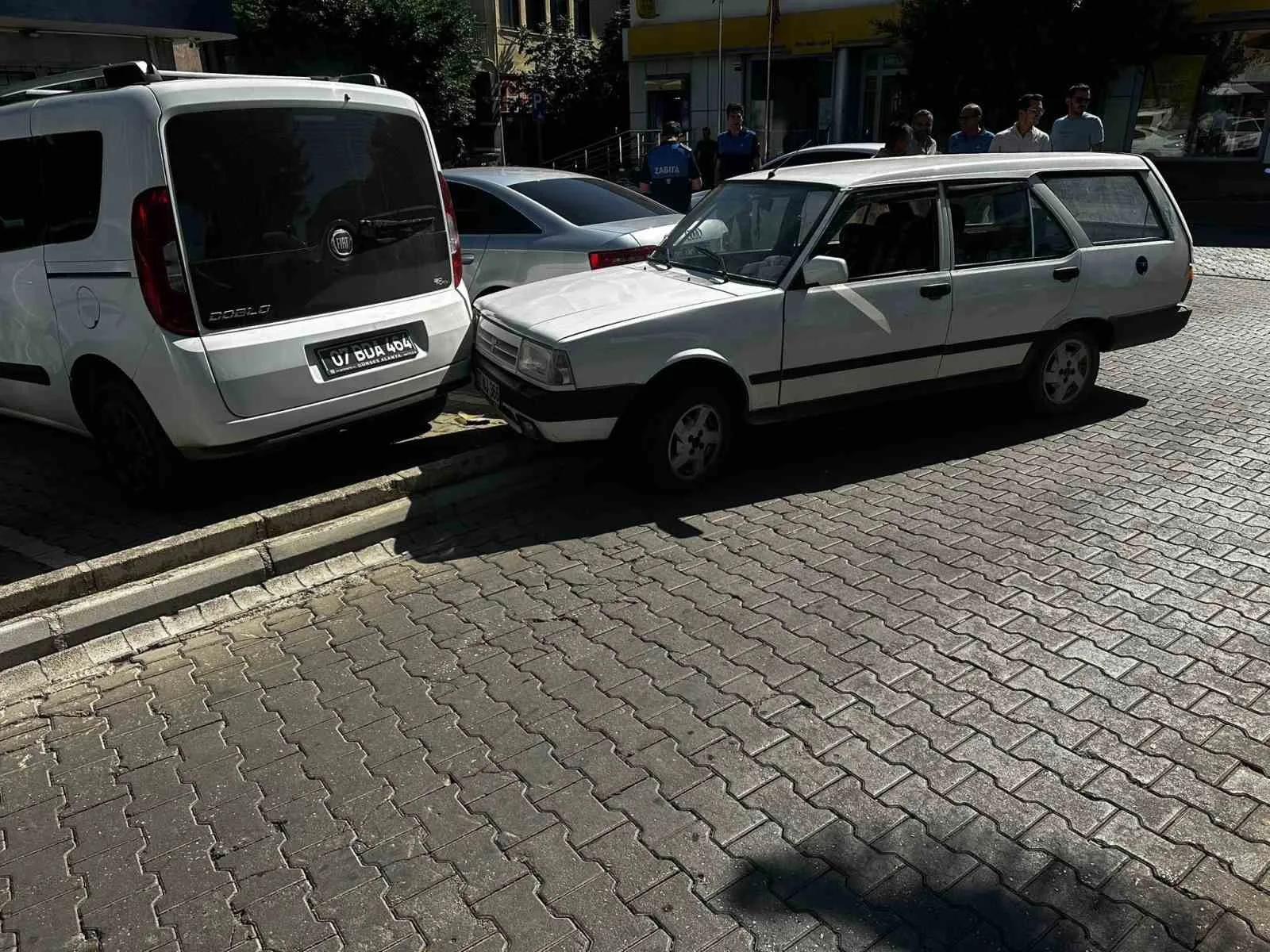 Alkollü sürücü Belediye Başkanı’nın makam aracı ve belediyeye ait hizmet aracına çarptı