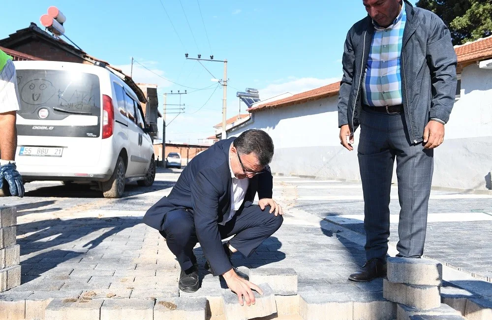 ALTIEYLÜL'DE PARKE TAŞI DÖŞEME