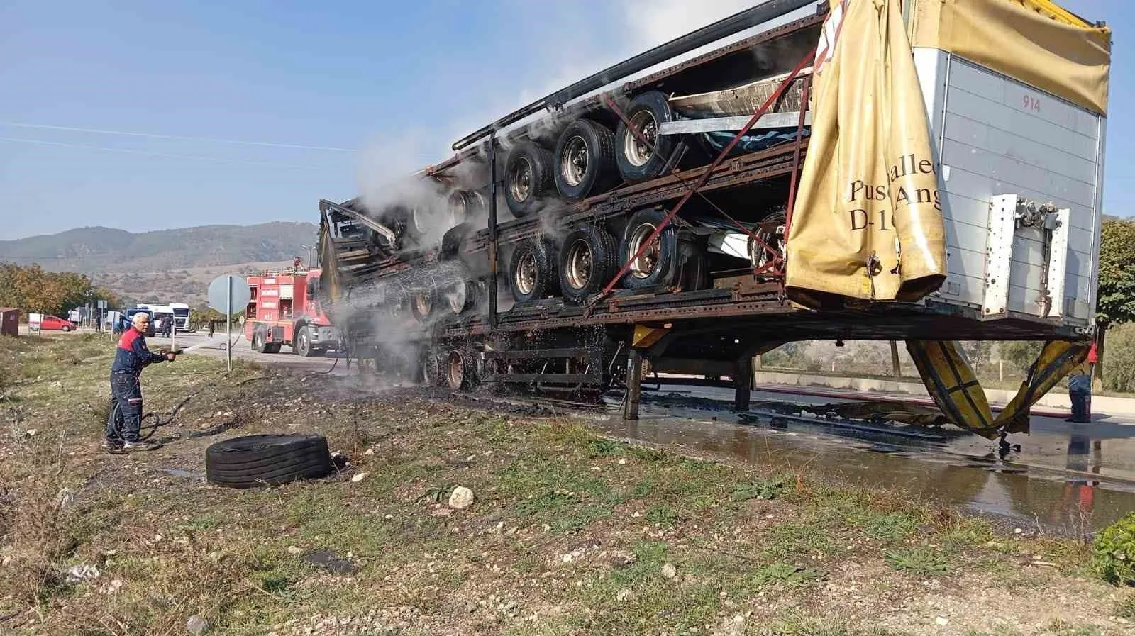 Amasya’da hurda yüklü tırın dorsesi alevlere teslim oldu