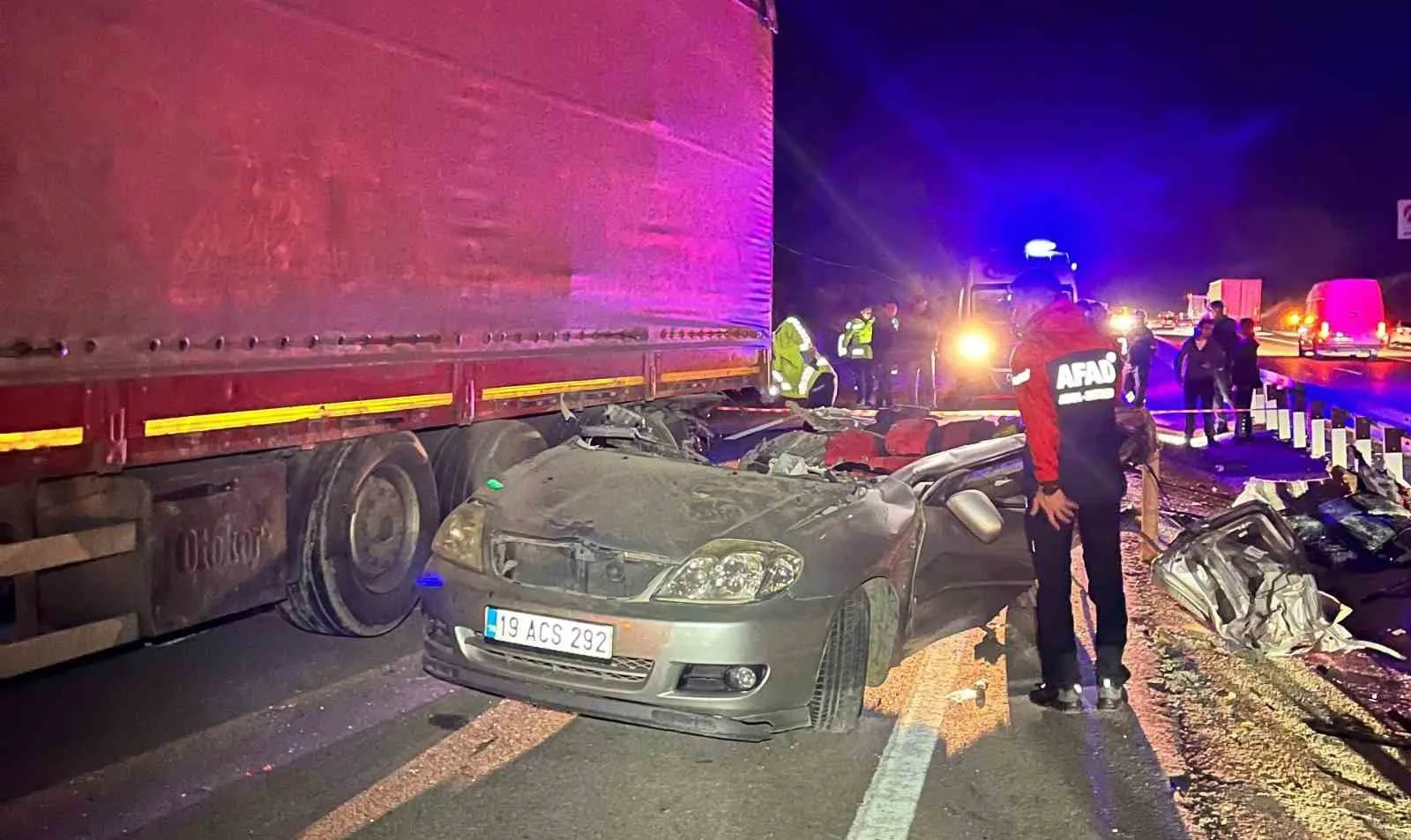 Amasya’da lastiği patlayan tıra çarpan otomobil paramparça oldu: 1 ölü