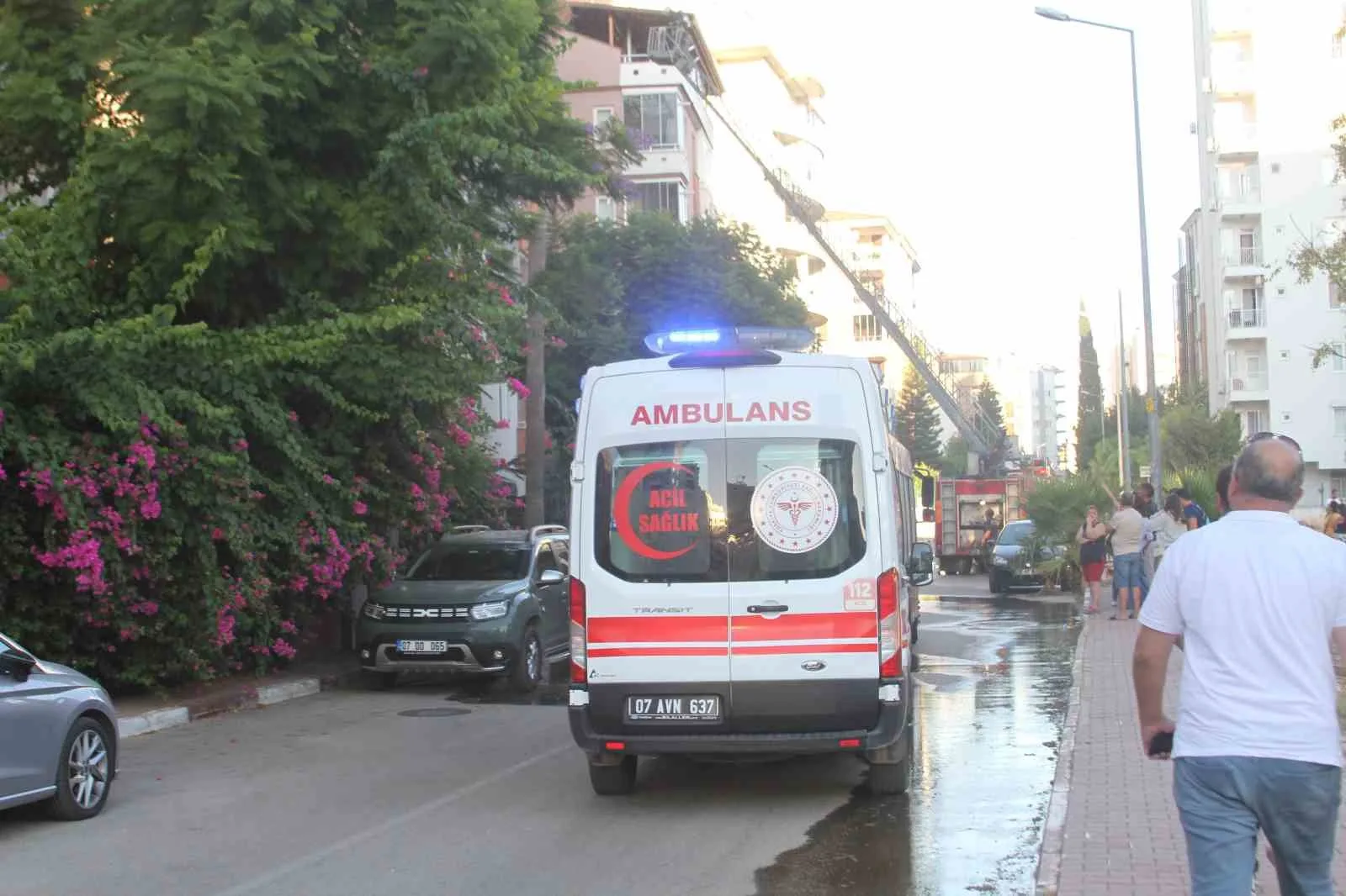 Antalya’da dubleks dairenin terası alev alev yandı, mahalleli sokağa döküldü