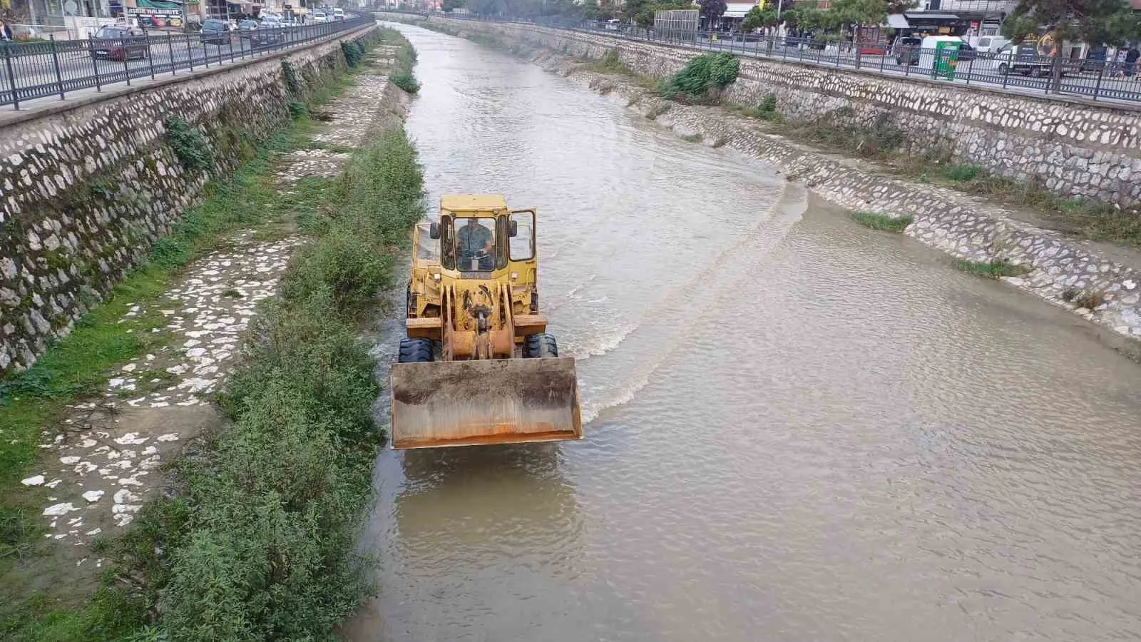 Asar Deresinde temizleniyor