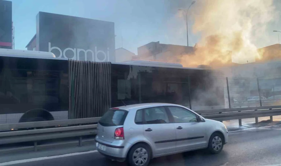 İSTANBUL AVCILAR METROBÜS DURAĞINDA,